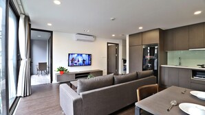 Deluxe-Apartment | Wohnbereich | 43-Zoll-Smart-TV mit Digitalempfang, Fernseher
