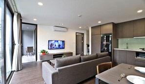 Departamento Deluxe | Área de sala de estar | Smart TV de 43 pulgadas con canales digitales y televisión 