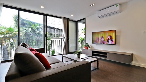 Deluxe-Apartment | Wohnbereich | 43-Zoll-Smart-TV mit Digitalempfang, Fernseher