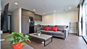 Deluxe-Apartment | Wohnbereich | 43-Zoll-Smart-TV mit Digitalempfang, Fernseher