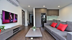 Deluxe-Apartment | Wohnbereich | 43-Zoll-Smart-TV mit Digitalempfang, Fernseher