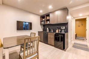 Interior - Charming 2-Bedroom in Historic Old Quebec (Québec)