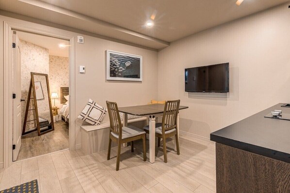 2 habitaciones, tabla de planchar con plancha, cuna de viaje y wifi 