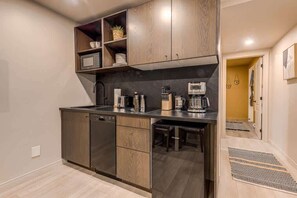 Fridge, microwave, oven, stovetop - Charming 2-Bedroom in Historic Old Quebec (Québec)