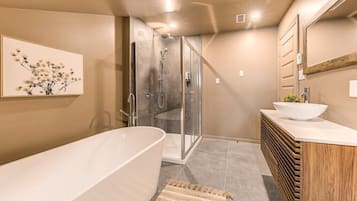 Badewanne, Haartrockner, Handtücher