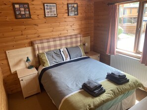 3 عدّة غرف نوم ومكواة/لوح كي وواي فاي وملاءات أسرّة