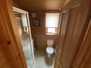 Shower, hair dryer, towels, soap - Surf Lodge, perfect for family visits to North Devon. 6 beds & pet friendly too! (Ilfracombe)