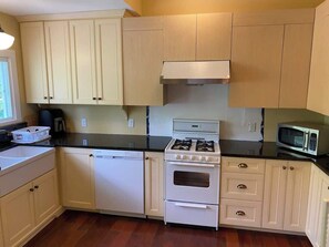 冷蔵庫、電子レンジ、オーブン、コンロ