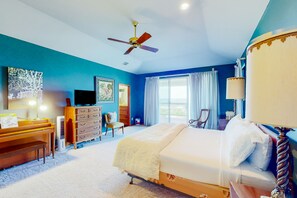 3 bedrooms, Internet, bed sheets - 2-story home with covered patio, balcony, fireplace, streaming, great views, W/D (Kerrville)