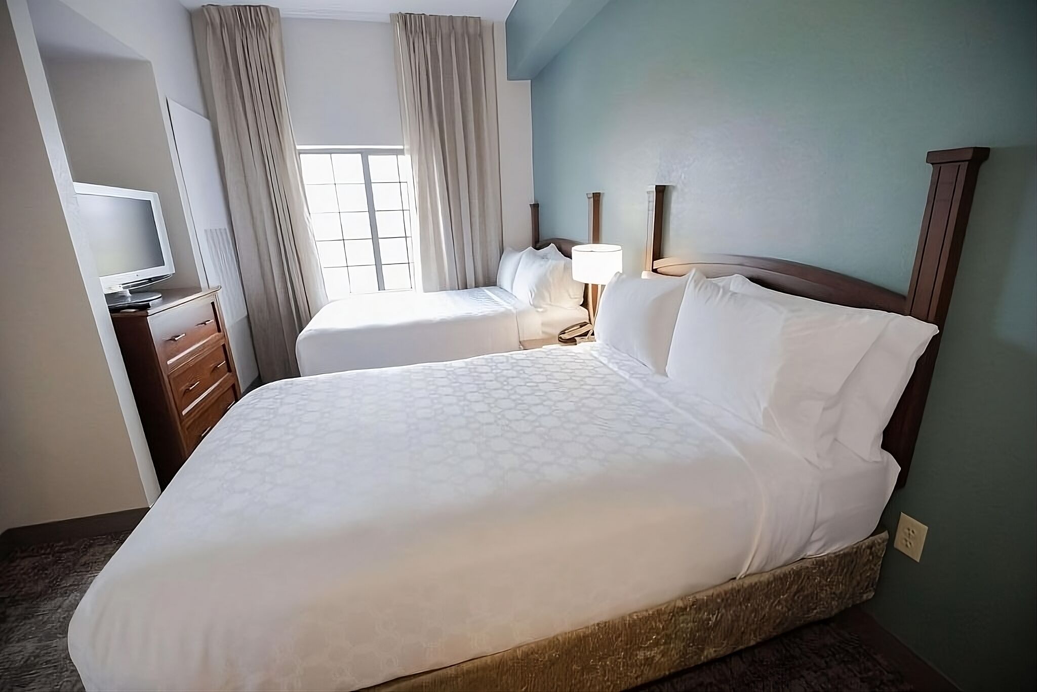 Enjoy a Hassle-Free Stay! 4 Relaxing Suites Near Jack Priscilla Andonie Museum!