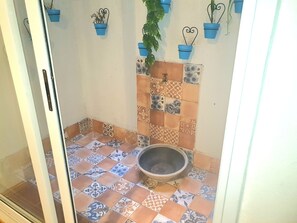 Asciugamani, sapone, shampoo, carta igienica