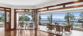 Spectacular bay Island Views in Manly Close to Lots Cafe Restaurants Market IGA