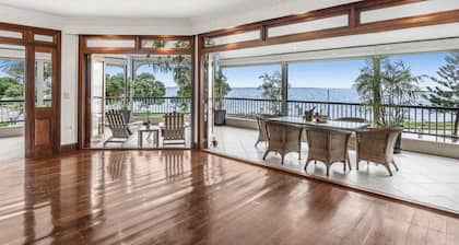 Spectacular bay island views in Manly close to lots Cafe restaurants market IGA