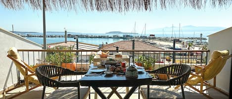 Deluxe Room | Living area