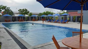 Hồ bơi ngoài trời