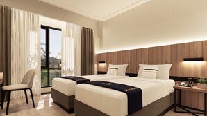 Une chambre d’hôtel moderne avec un grand lit, deux tables de chevet, une chaise et une vue sur l’extérieur.