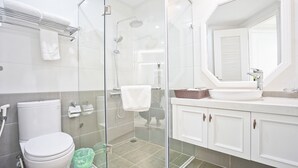 Deluxe Apartment | Bathroom