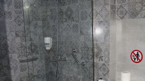 A bathroom with a shower, toilet, and a no-entry sign. - Nikolas Hotel (Paros)