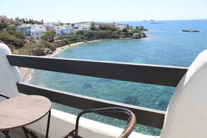 A balcony with a clear view of the sea and a coastal village. - Nikolas Hotel (Paros)