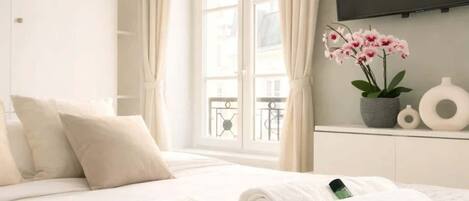 Iron/ironing board, WiFi, bed sheets