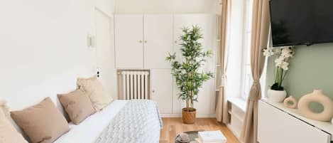 Tabla de planchar con plancha, wifi y ropa de cama