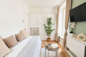 Iron/ironing board, WiFi, bed sheets