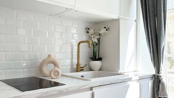 Een koelkast, een microgolfoven, een oven, een kookplaat