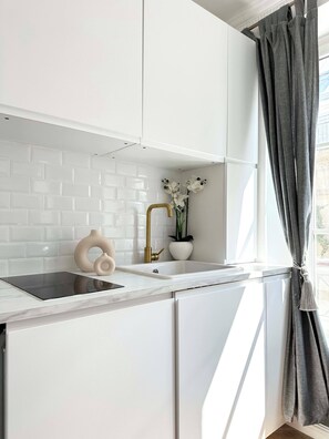 Kjøleskap, mikrobølgeovn, ovn og kokeplater