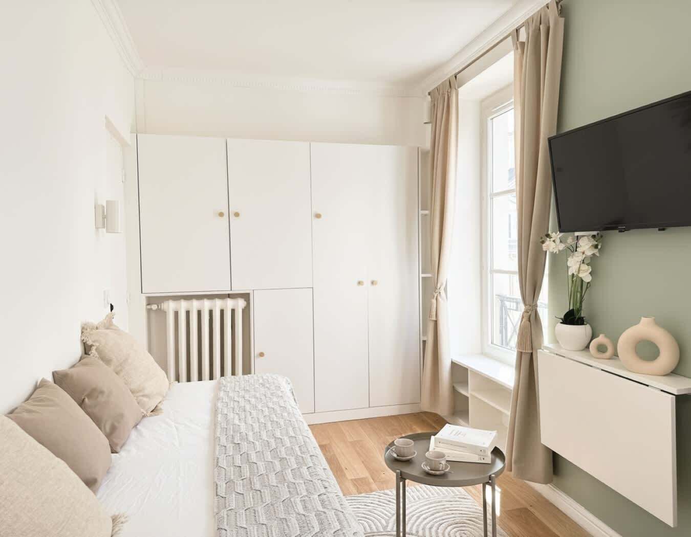 Tabla de planchar con plancha, wifi y ropa de cama 