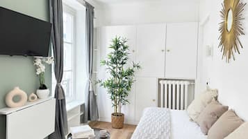 Iron/ironing board, travel cot, WiFi, bed sheets