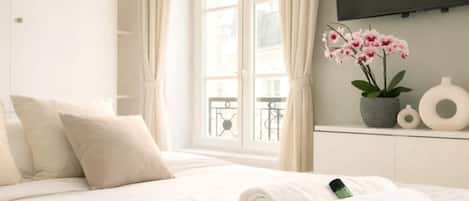 Tabla de planchar con plancha, wifi y ropa de cama