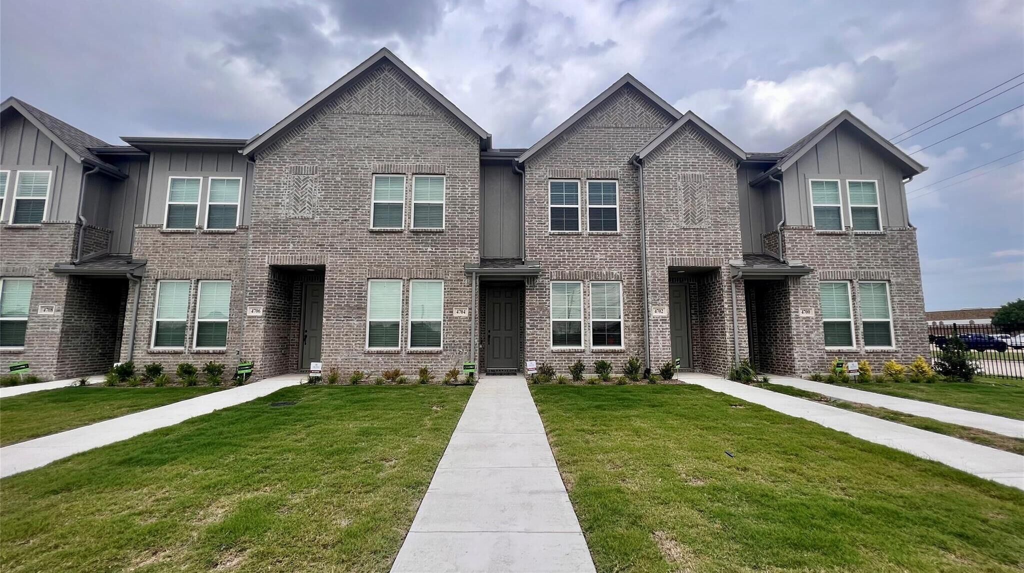 COZY NEW MODERN TOWNHOME, GREAT LOCATION, PERFECT FOR BUSINESS OR LEISURE!