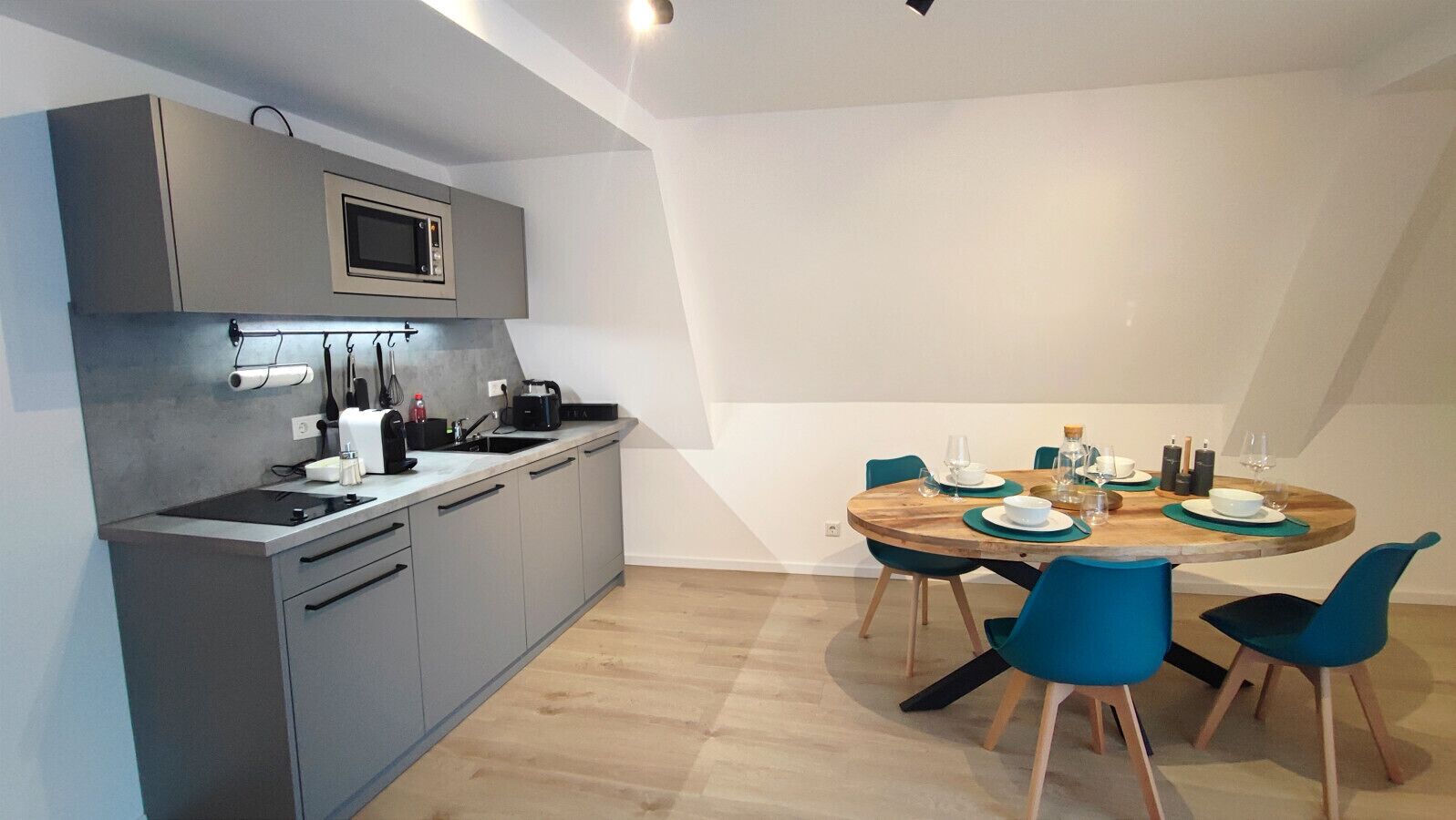 Kühlschrank, Mikrowelle, Wasserkocher mit Kaffee-/Teezubehör, Toaster