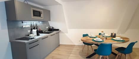 Kühlschrank, Mikrowelle, Wasserkocher mit Kaffee-/Teezubehör, Toaster
