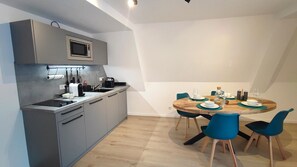 Kühlschrank, Mikrowelle, Wasserkocher mit Kaffee-/Teezubehör, Toaster