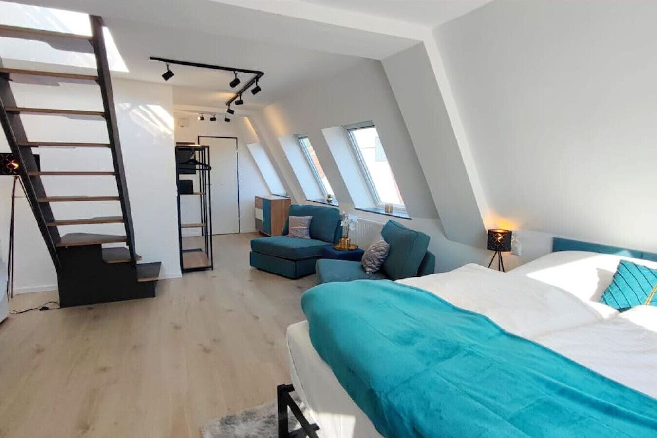 Desk, WiFi, bed sheets