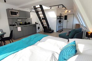 Desk, WiFi, bed sheets