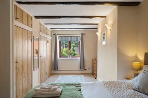 2 bedrooms, iron/ironing board, travel cot, WiFi