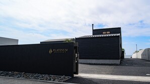 A black gate with "PLATINUM REST" written on it, leading to a building with a dark roof and a small window. - 1 Villa with private beach, boat jet, etc. can be directly unloaded Vacation Rental (大津市)