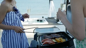 A person grilling food on a portable grill on a boat. - 1 Villa with private beach, boat jet, etc. can be directly unloaded Vacation Rental (大津市)