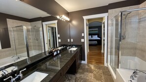 Dusche, Whirlpool, Haartrockner, Handtücher