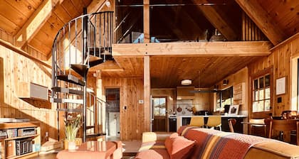 Secluded A-frame Cabin in Idyllwild on 8 acres / 4 miles from Town / Sleeps 6