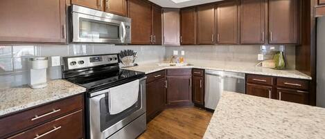 雪櫃、微波爐、焗爐、爐具