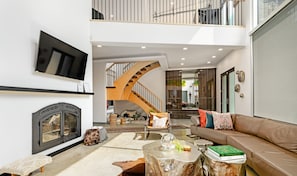 Una televisión, una chimenea