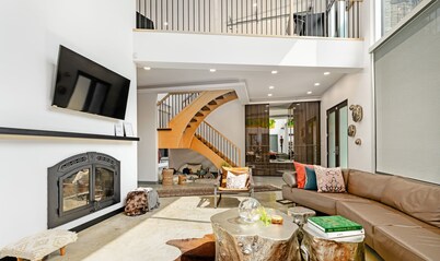 Wabamun Modern Retreat Oasis. Sleeps 6. Hot Tub.