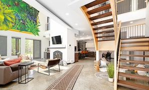 Una televisión, una chimenea