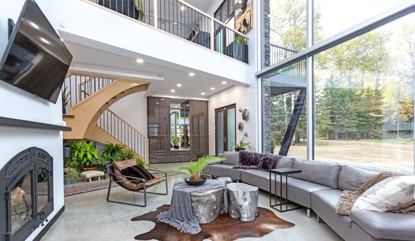 Una televisión, una chimenea