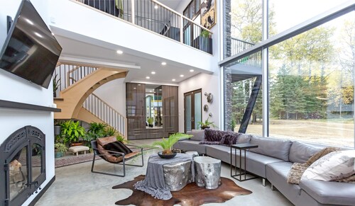 Wabamun Modern Retreat Oasis. Sleeps 6. Hot Tub.