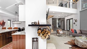 Een modern interieur met keuken, eethoek en zithoek.