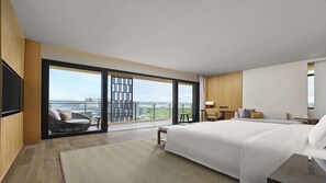 Zimmer, 1 King-Bett (Green Aura) | Hochwertige Bettwaren, Daunenbettdecken, Zimmersafe, Schreibtisch